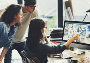 tres personas trabajando